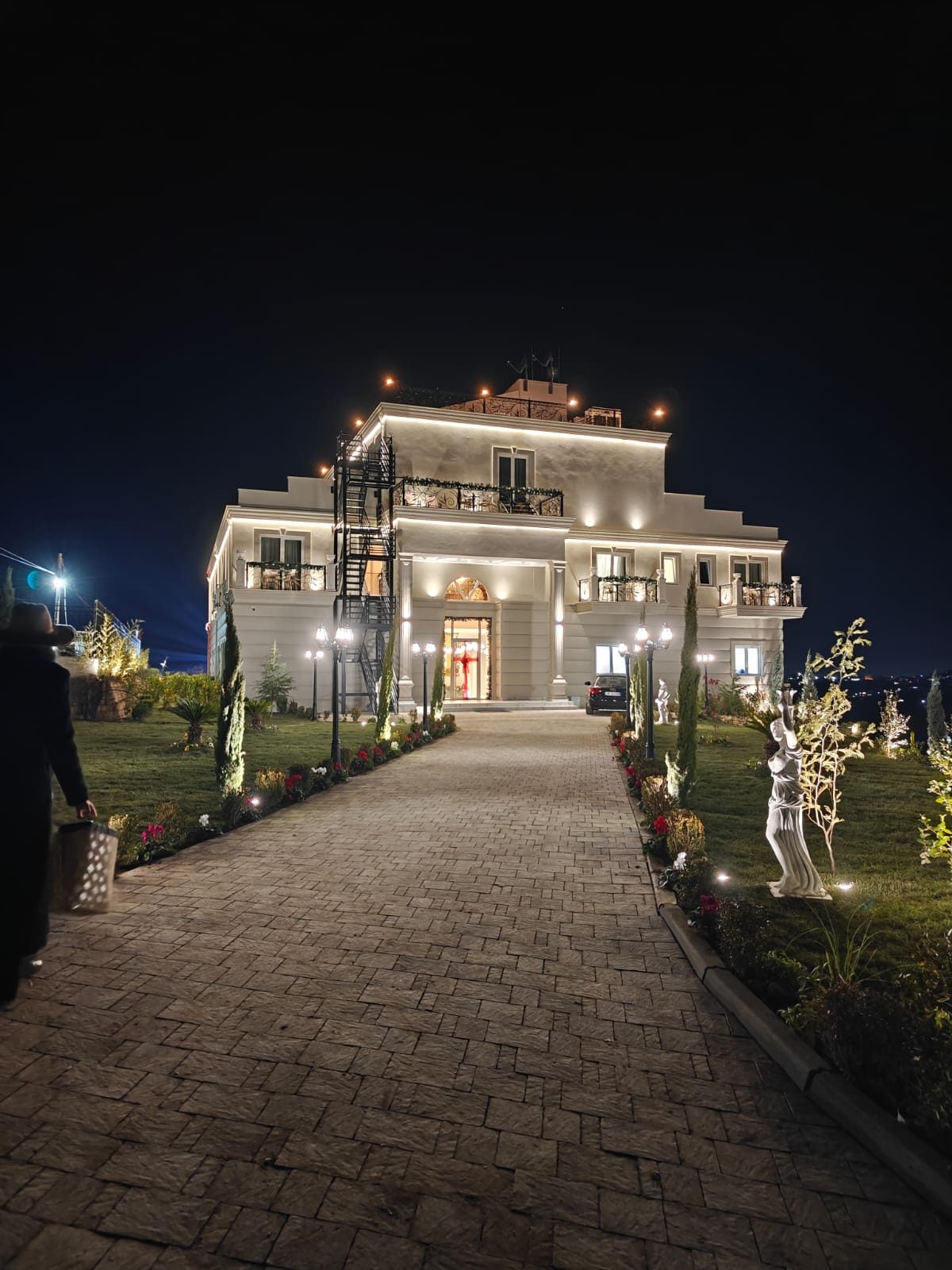 Orion Palace di notte — ingresso illuminato